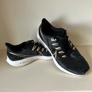 Women’s Nike tennis shoes size 11